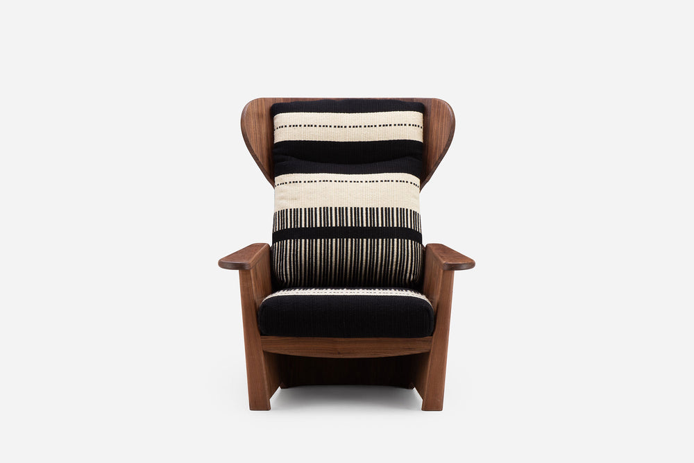 DANISH OILED WALNUT & MANTA LIDO PRETO / CRU