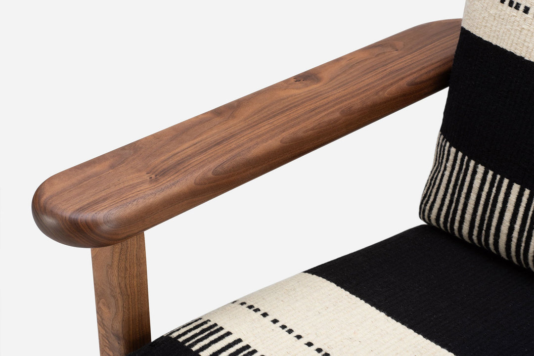 DANISH OILED WALNUT & MANTA LIDO PRETO / CRU